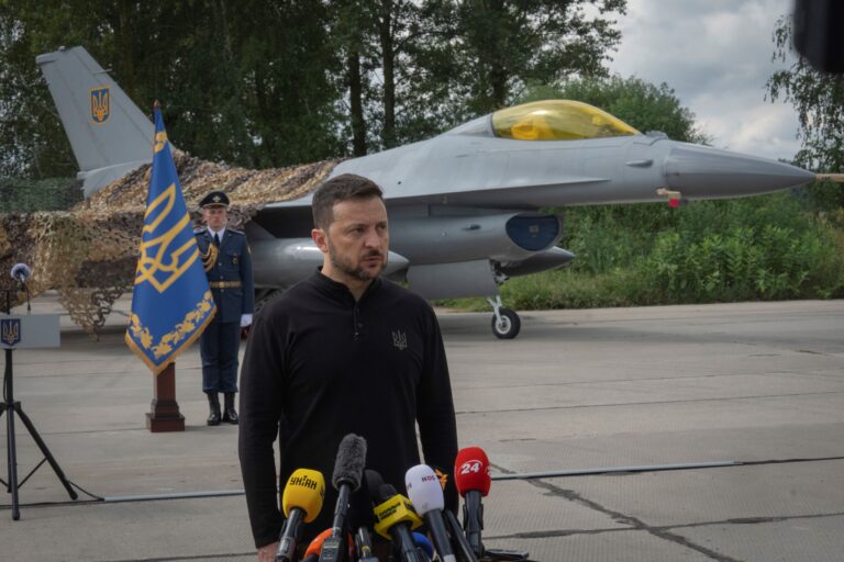 Video: Zelenskyj ukázal prvé stíhačky F-16