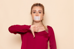 Násilie na pracovisku zažíva každý štvrtý človek. Prečo obete aj svedkovia mlčia?