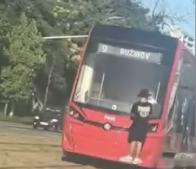 Video: Nevideli ste tohto hazardéra? Polícia pátra po mužovi videnom na električke