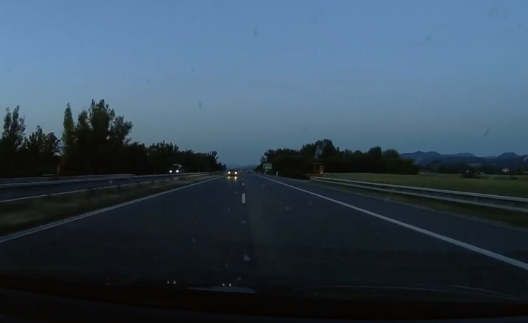 Dôchodca si pomýlil správny smer jazdy. Vystresovaná vodička pre neho dvakrát prerazila oplotenie