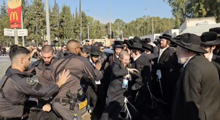 Ortodoxní židia vtrhli na vojenskú základňu. Protestovali proti povinnej vojenskej službe