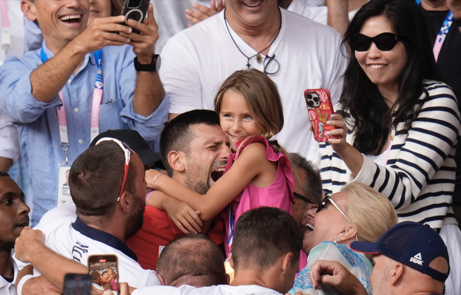 Novak Djokovič objíma svoju dcéru Taru po víťazstve vo finále mužskej dvojhry na olympijských hrách 2024. Foto: TASR/AP 