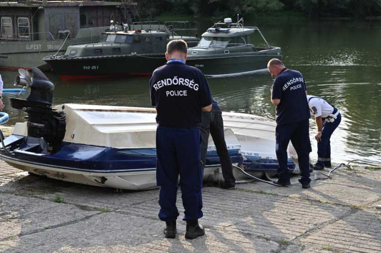 Hasiči v Budapešti odstraňujú škody spôsobené večernými búrkami. Poškodili budovy i cesty