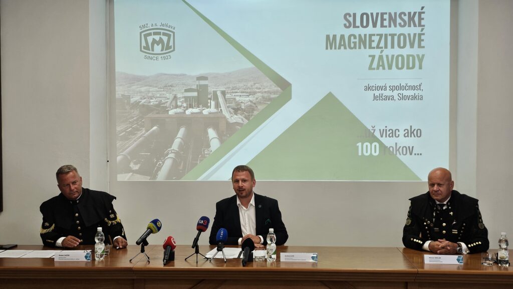 V poradí zľava Roman Gažúr, Andrej Lasz a Michal Cehlár počas tlačovej konferencie o situácii v baníctve. Foto: Branislav Caban