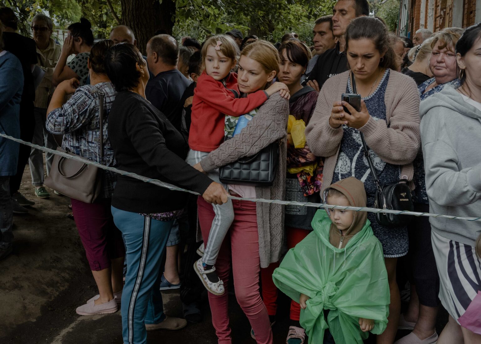 Rusi, ktorí sa evakuovali z prihraničných regiónov, čakali na distribúciu základnej pomoci v ruskom Kursku. Foto: Nanna Heitmann