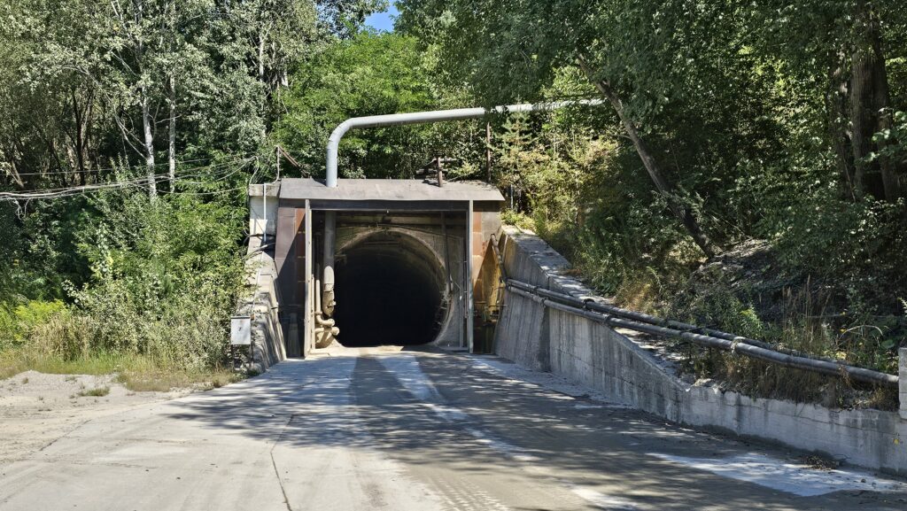 Vchod do bane v Jelšave. Foto: Branislav Caban