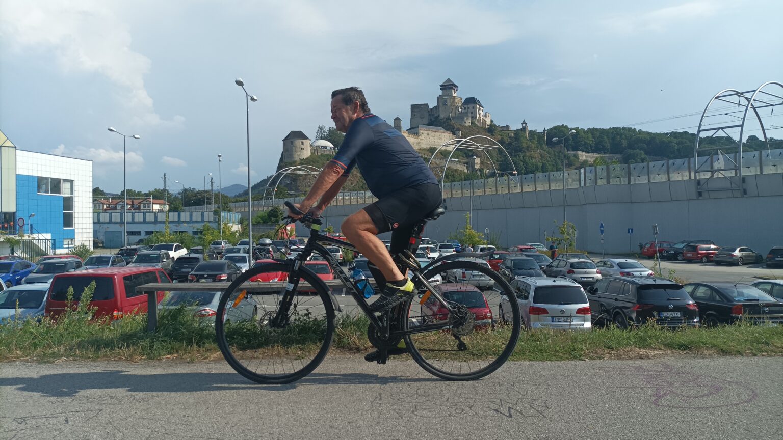 Trenčan Vladimír Oriešek očakáva od novej cyklotrasy rozšírenie možností na voľnočasové aktivity. Foto: Ľubomír Chochula 