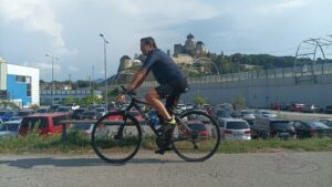 Cyklisti sa dočkajú nového úseku cyklotrasy z Trenčína. Nezaobíde sa bez výrubu stromov