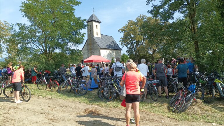 Pelotón veriacich mal svoju pútnickú Tour de France pri historickom kostole