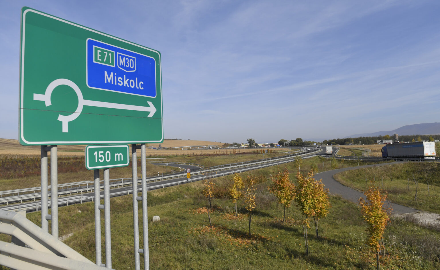 Úsek diaľnice M30, spájajúcu Miškovec s maďarsko-slovenským hraničným priechodom v Tornyosnémeti. Foto: František Iván/TASR