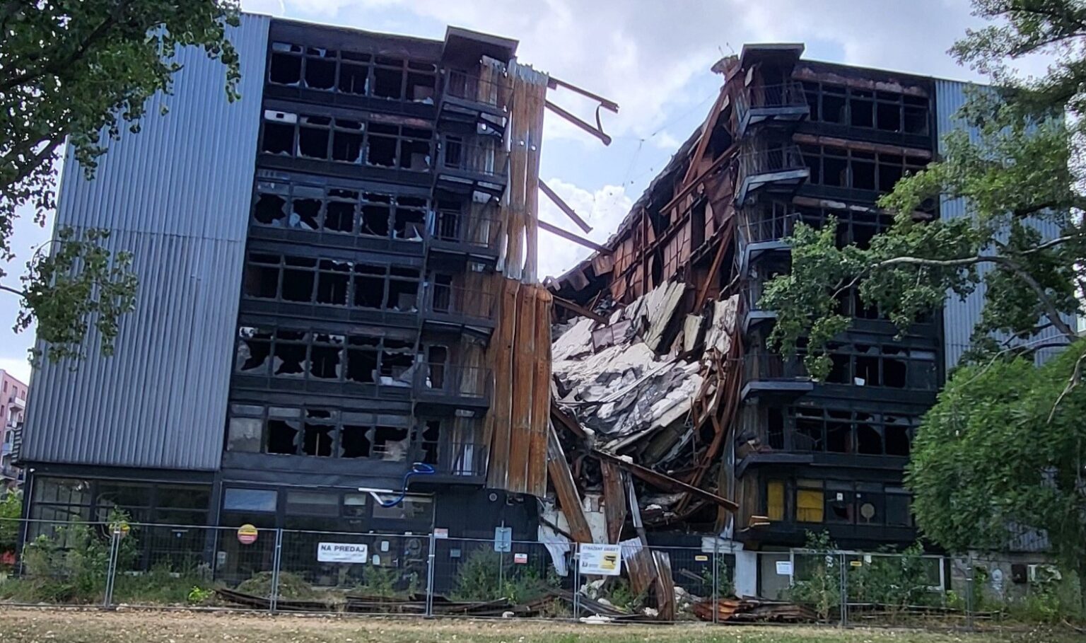 Zničený garážový dom na Drieňovej ulici v bratislavskom Ružinove. Aká budúcnosť objekt čaká? Foto: Magdaléna Svetláková
