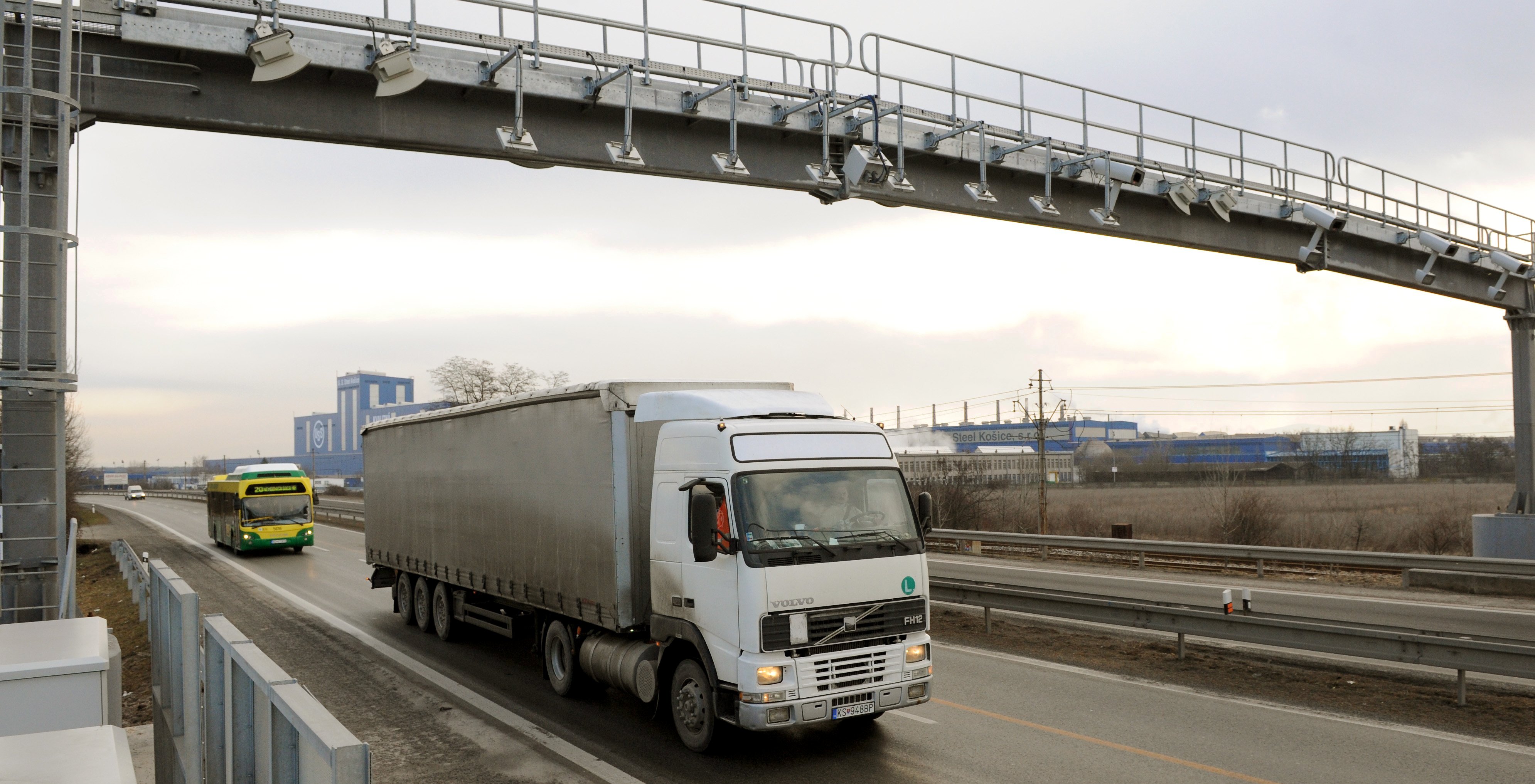 Drahšie mýto zvýši cenu prepravy tovarov. Malí dopravcovia avizujú blokádu časti diaľnice D2