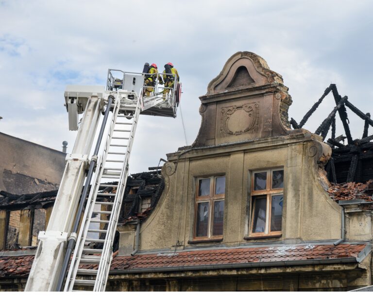 Dvaja poľskí hasiči zomreli pri výkone služby v Poznani