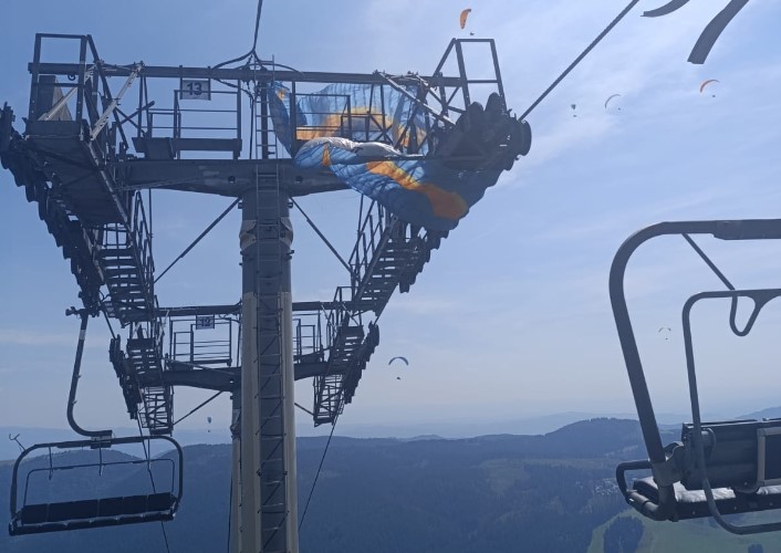 Paraglajdista po štarte uviazol na stĺpe lanovky. Vyslobodila ho Horská záchranná služba