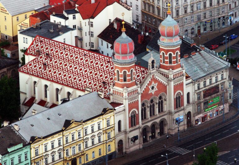 Okolie veľkej synagógy v Plzni uzatvorila polícia