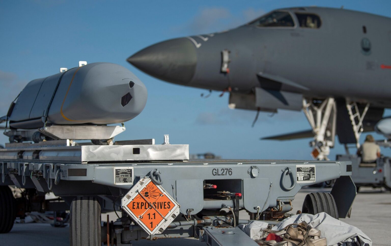 Riadená strela JASSM (v popredí) na americkej základni na tichomorskom ostrove Guam v máji 2020, ilustračný obrázok. Foto: Profimedia.sk