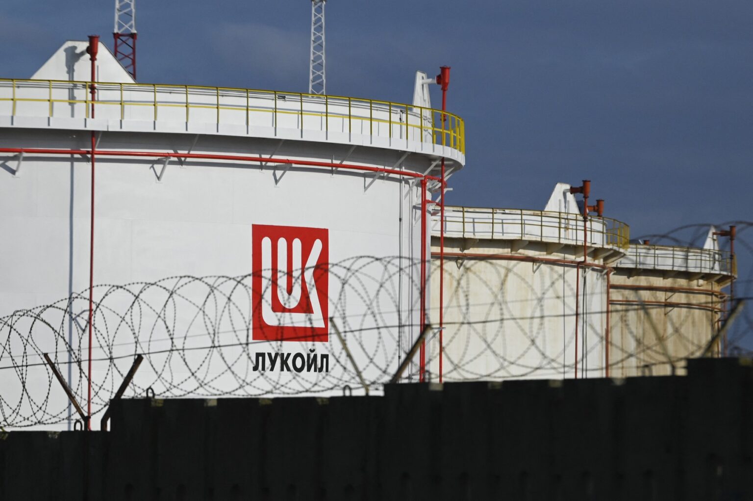 Zásobníky paliva spoločnosti Lukoil. Foto: Profimedia.sk