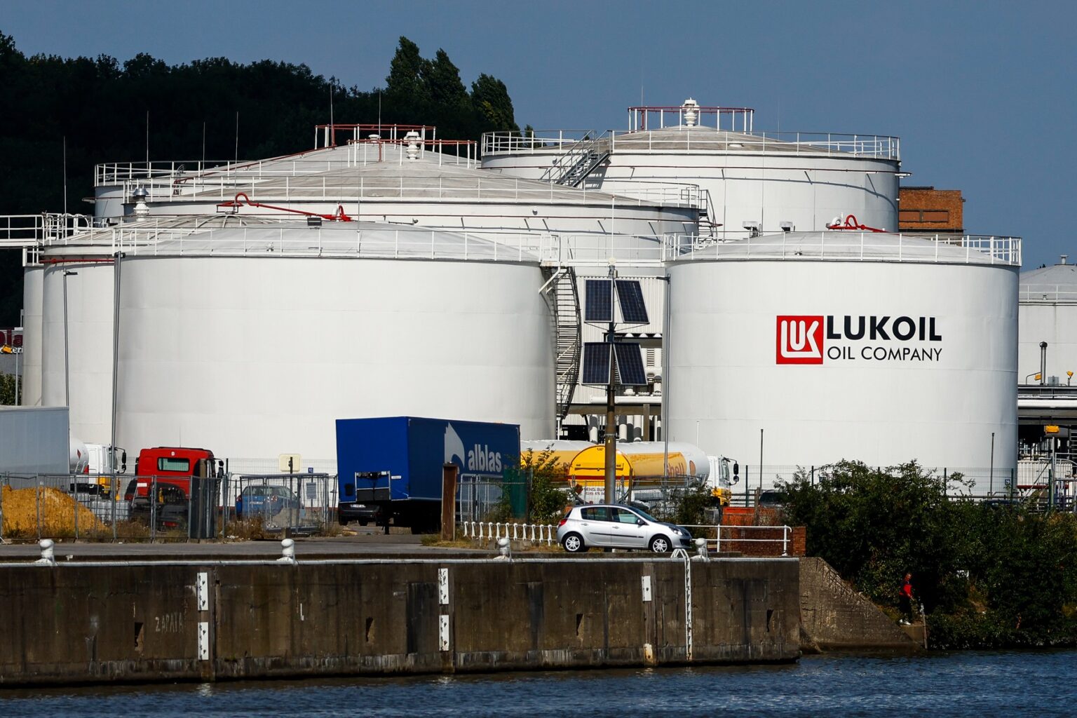 Pohľad na palivové nádrže ruskej spoločnosti Lukoil v jej sídle v Bruseli. Foto: Profimedia.sk