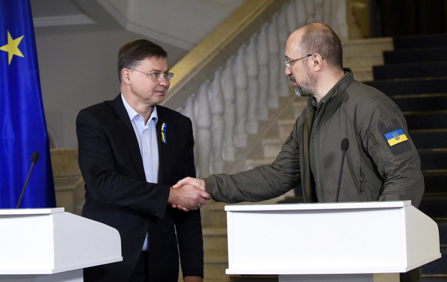 Výkonný predseda Európskej komisie Valdis Dombrovskis a ukrajinský premiér Denys Šmyhaľ na stretnutí v Kyjeve v novembri 2022. Foto: Profimedia.sk