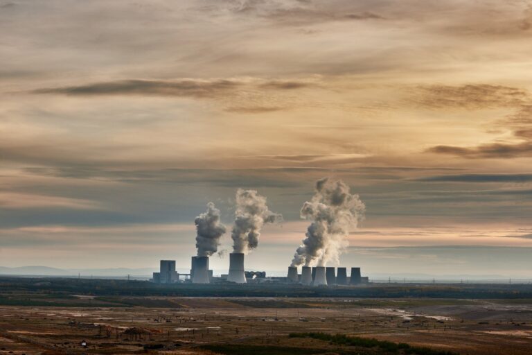 Prechod na zelenú energiu sa nekoná. A možný je len jediným spôsobom