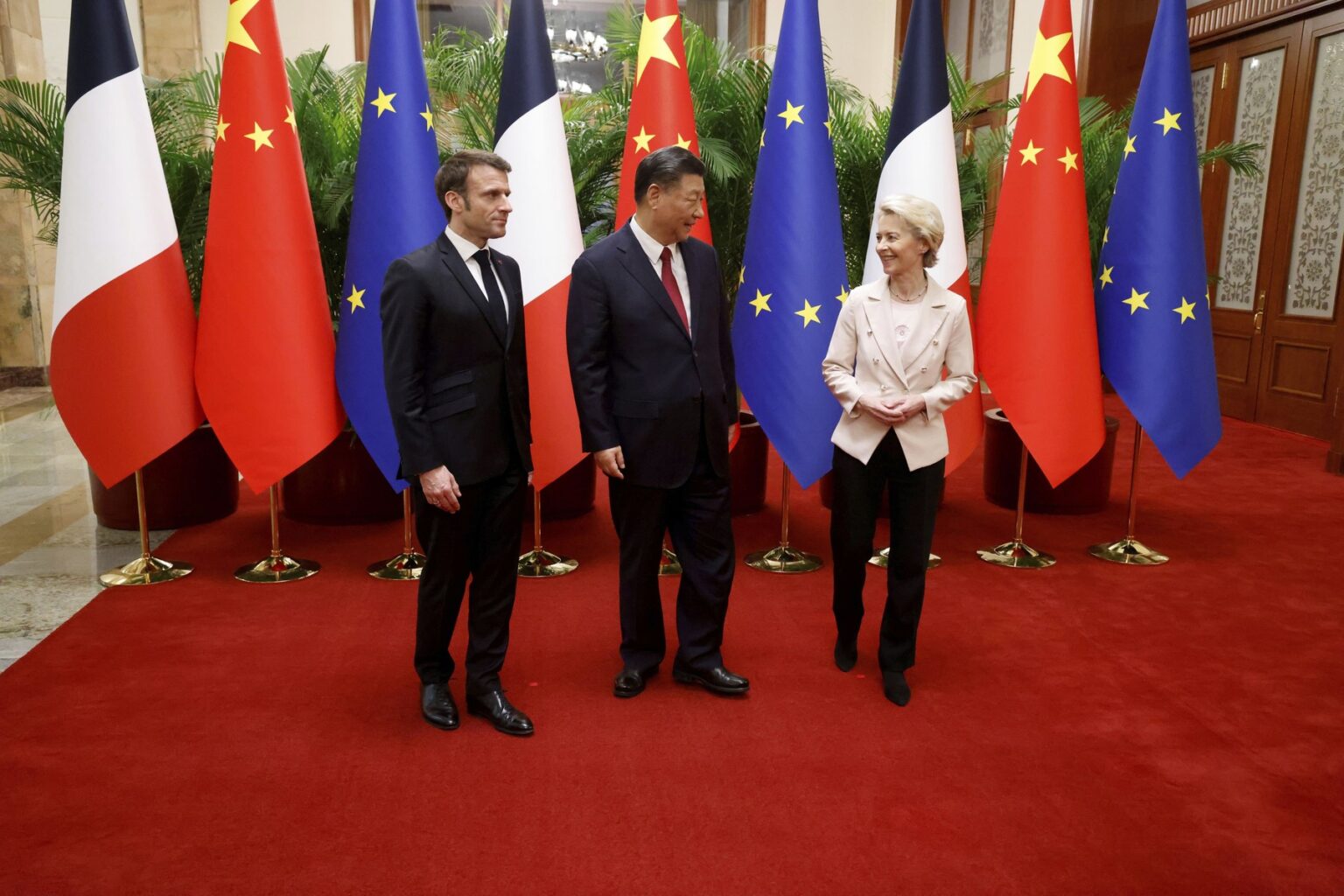 Čínsky prezident Si Ťin-pching (v strede), francúzsky prezident Emmanuel Macron (vľavo) a predsedníčka Európskej komisie Ursula von der Leyen sa stretávajú na pracovnom stretnutí v Pekingu 6. apríla 2023. Foto: Ludovic Marin/Profimedia.sk