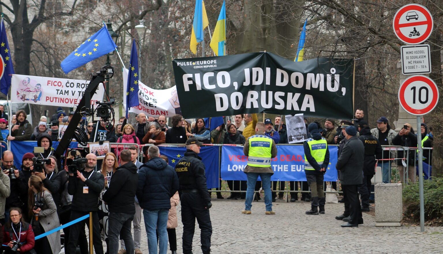 Stretnutie premiérov krajín Vyšehradskej štvorky (V4) v Prahe 27. februára 2024 sprevádzali protesty proti maďarskému premiérovi Viktorovi Orbánovi a slovenskému premiérovi Robertovi Ficovi. Zdroj: ČTK / Ruml Miloš / Profimedia
