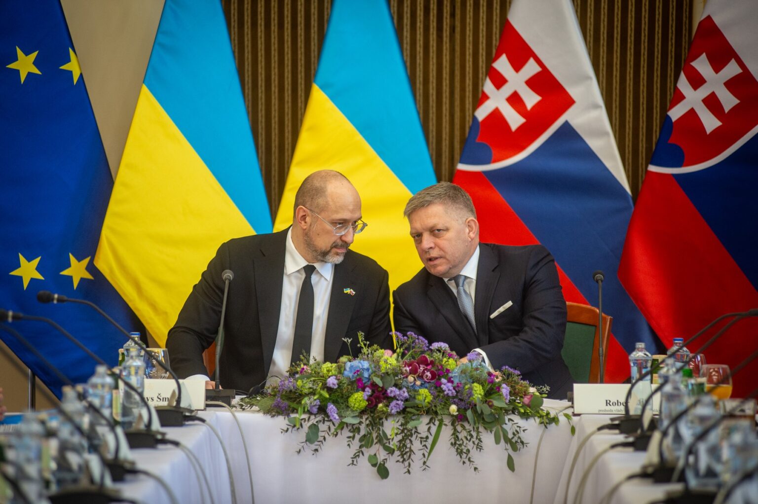 Ukrajinský premiér Denys Šmyhal (vľavo) a slovenský premiér Robert Fico (vpravo) počas medzivládneho zasadnutia vlád Slovenska a Ukrajiny v Michalovciach 11. apríla 2024. Foto: Profimedia.sk