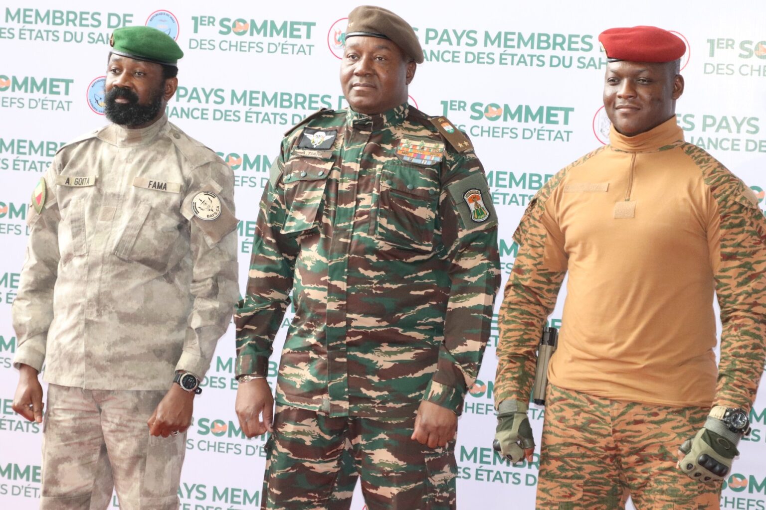 Plukovník Assimi Goïta (vpravo), dočasný prezident Mali, brigádny generál Abdourahamane Tiani, dočasný prezident Nigeru, a kapitán Ibrahim Traoré, dočasný prezident Burkiny Faso, sa zúčastňujú na prvom samite konfederácie Aliancia sahelských štátov, ktorú založili. 6. júla 2024, Niamey, Niger. Zdroj: ČTK / DPA / Djibo Issifou