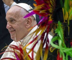 Mladík, ktorý chce byť jezuitom, sa má stať dominikánom, žartuje pápež František