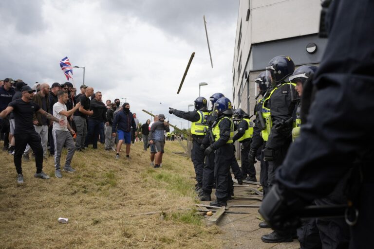 Dvojaký meter sa opakuje. Nepokoje v Británii sú správou o neuspokojivom stave krajiny