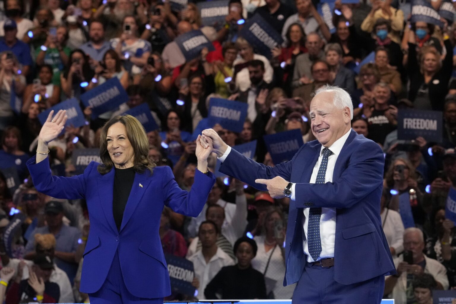 Americká viceprezidentka a demokratická kandidátka na prezidentku v roku 2024 Kamala Harrisová a kandidát na viceprezidenta guvernér Minnesoty Tim Walz v Milwaukee štát Wisconsin.  20. augusta 2024. Foto: Profimedia.sk
