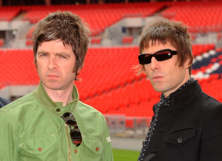 Britská rocková skupina Oasis sa vracia na scénu, ohlásila turné