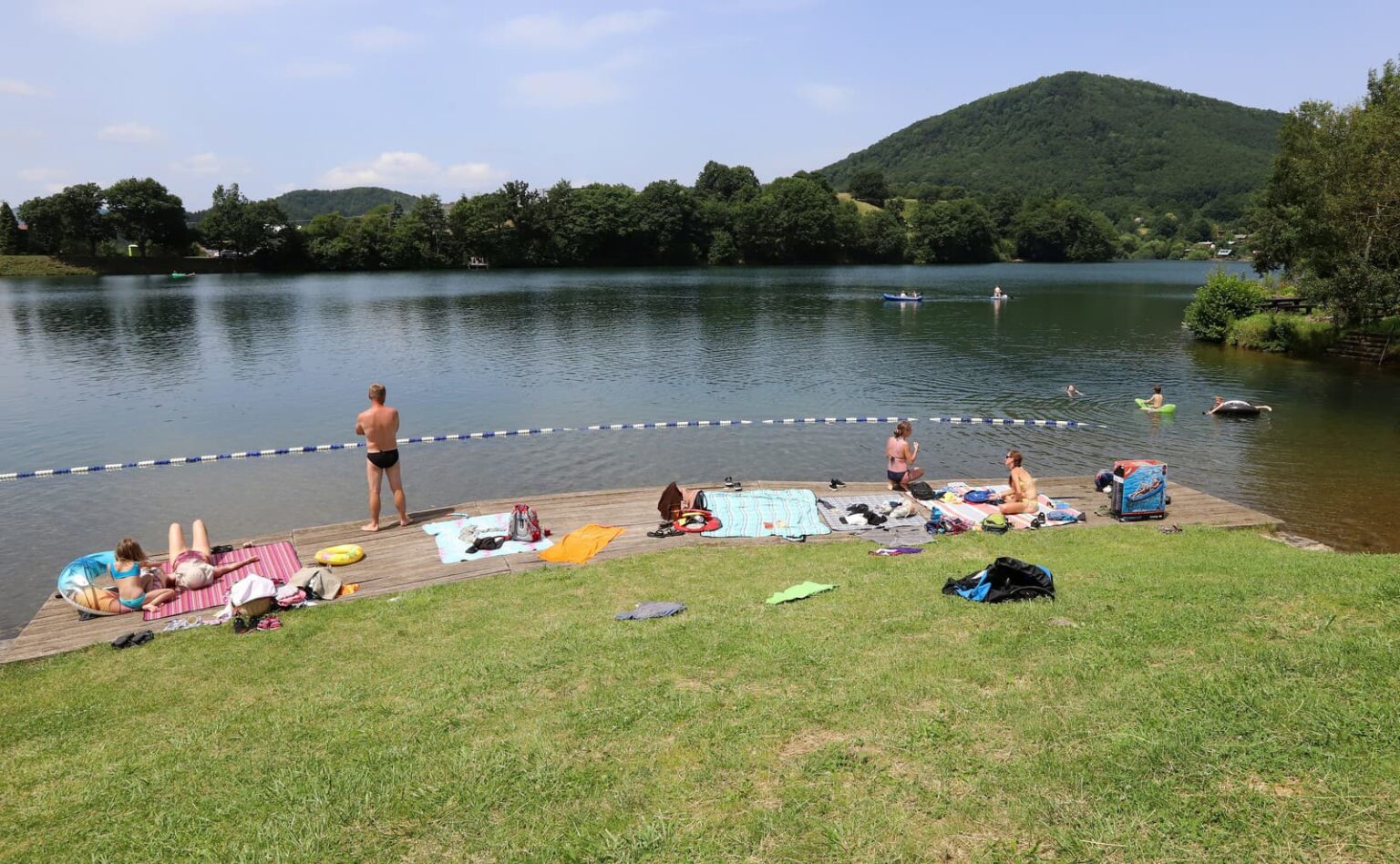 Veľké Kolpašské jazero navštevujú počas horúcich dní stovky návštevníkov. Foto: TASR/Ján Krošlák