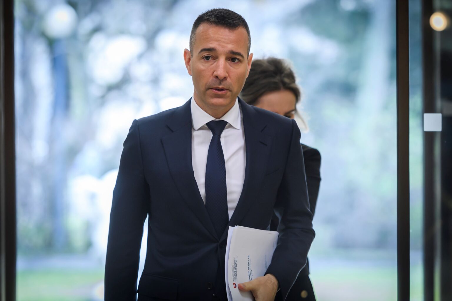 Na snímke minister školstva, vedy, výskumu, vývoja a mládeže SR Tomáš Drucker (Hlas-SD) prichádza na 23. rokovanie vlády SR v Bratislave 13. marca 2024. Foto: Jaroslav Novák/TASR
