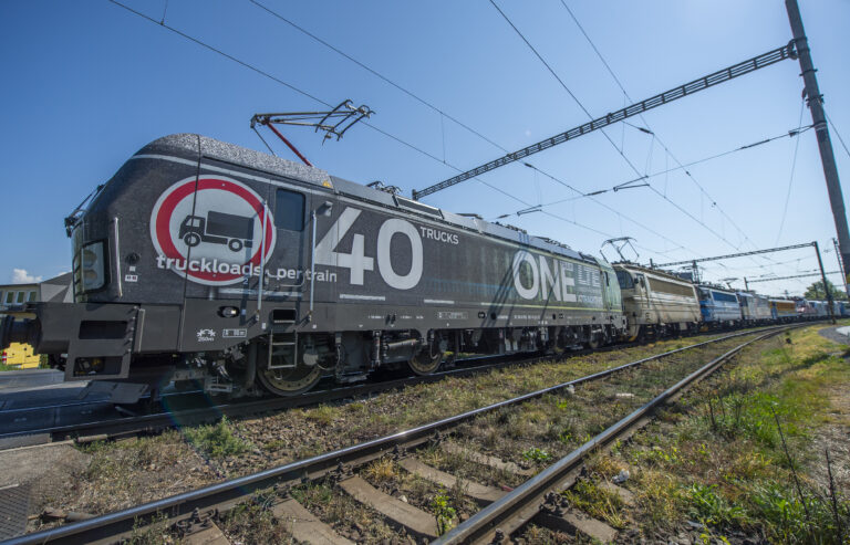 Na vagóne vlaku zomrel 17-ročný chlapec, zasiahol ho elektrický prúd