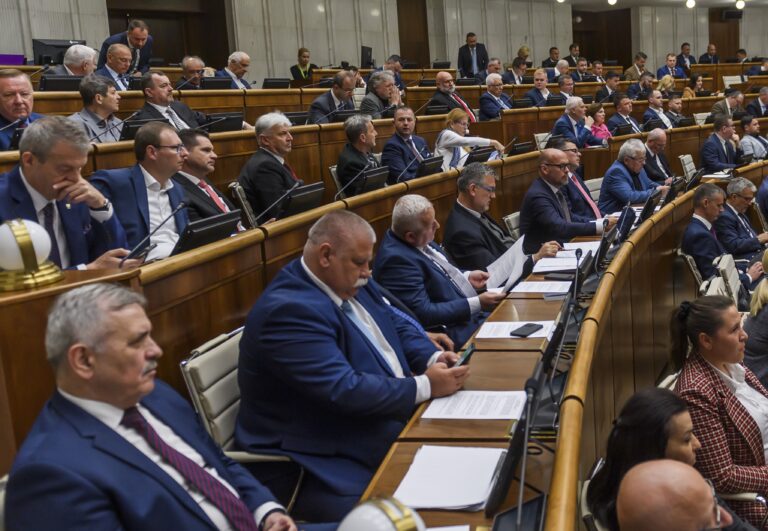 Parlament v zrýchlenom režime prerokuje zdravotnícku legislatívu aj stavebný zákon