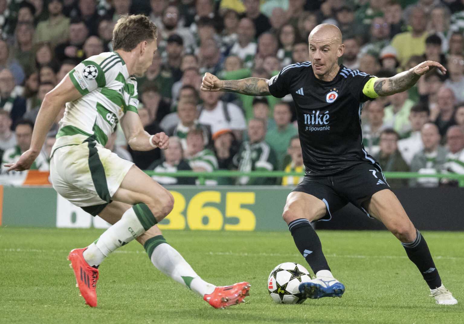 Kapitán Slovan Bratislava Vladimír Weiss ml. (vpravo) a Alistair Johnston zo Celticu Glasgow. Foto: Martin Baumann/TASR