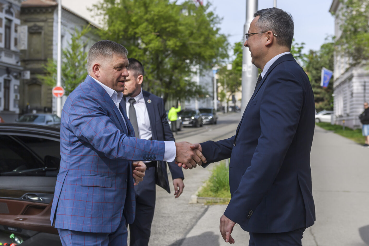 Na snímke predseda vlády SR Robert Fico (Smer-SD) prichádza na kontrolný deň na Ministerstve financií SR, vpravo ho víta minister financií SR Ladislav Kamenický (Smer-SD) v Bratislave 8. apríla 2024. Foto: Jaroslav Novák/TASR