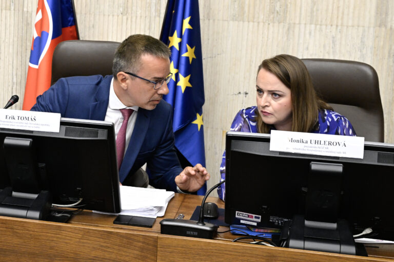 Prezidentka KOZ SR Monika Uhlerová a predseda Hospodárskej a sociálnej rady SR, minister práce Erik Tomáš (Hlas). Foto: Pavel Neubauer / TASR