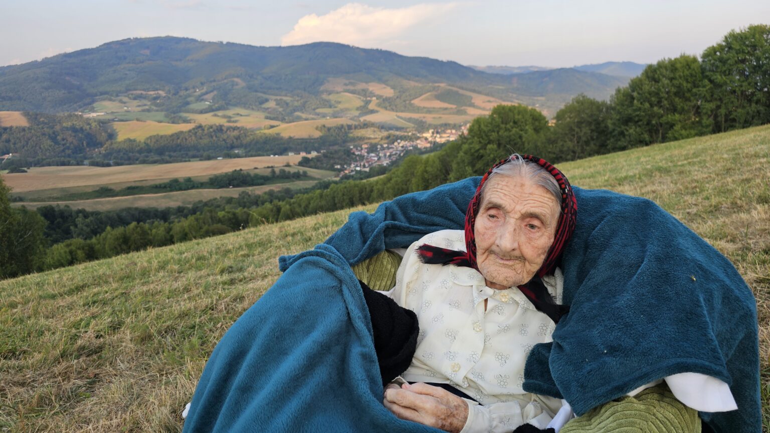 Pamätníčka SNP Zuzana Mázorová, v pozadí jej rodný Klenovec. Foto: Branislav Caban