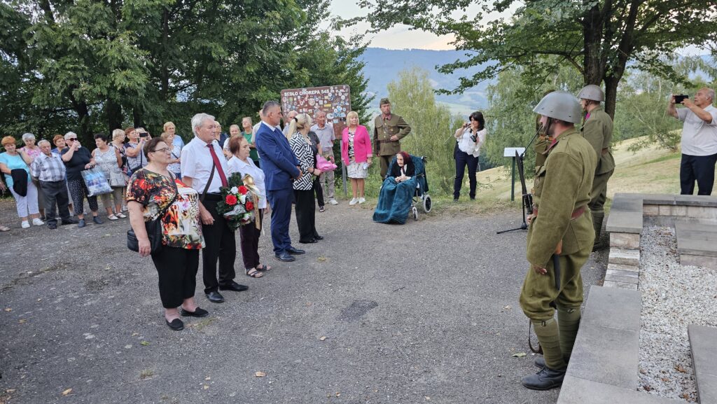 Pietny akt v sedle Chorepa nad Klenovcom pri príležitosti 80. výročia SNP. Foto: Branislav Caban