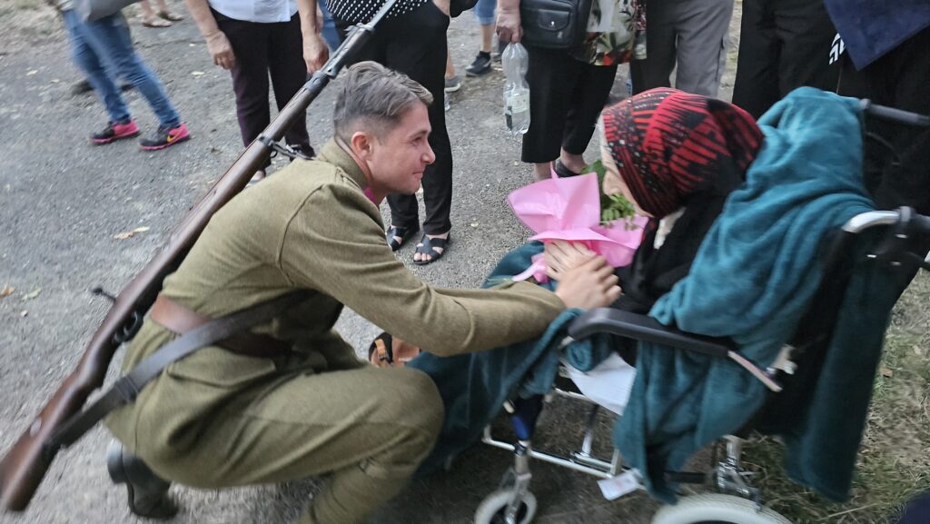 Člen klubu vojenskej histórie v dobovej uniforme so Zuzanou Mázorovou. Foto: Branislav Caban