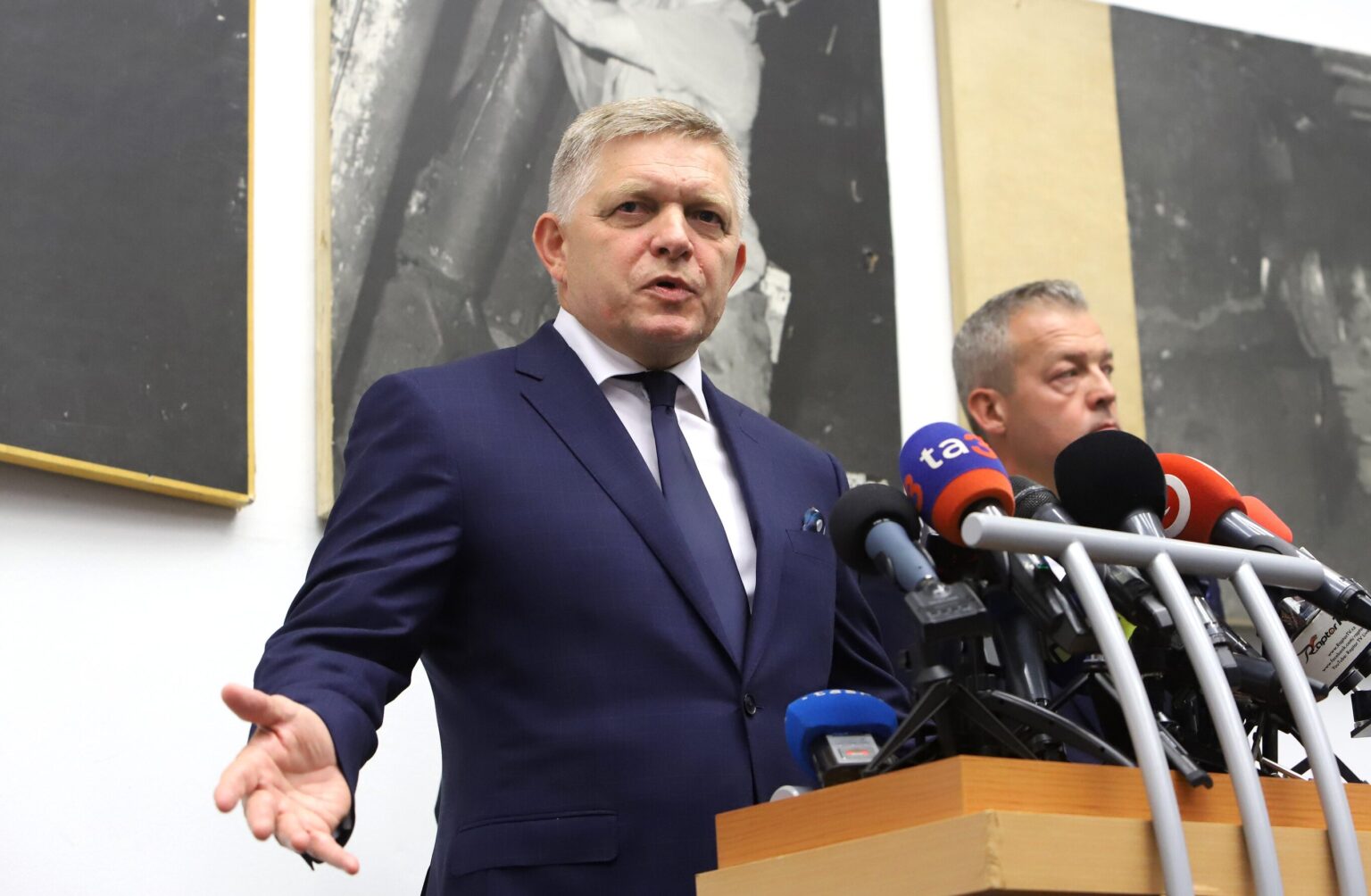 Predseda vlády SR Robert Fico (Smer-SD) absolvoval regionálny výjazd v Handlovej. Foto: Ján Krošlák/TASR