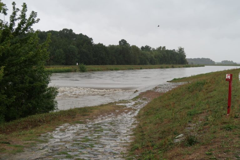 Morava stúpa rýchlosťou 10 centimetrov za hodinu, hasiči stavajú bariéru