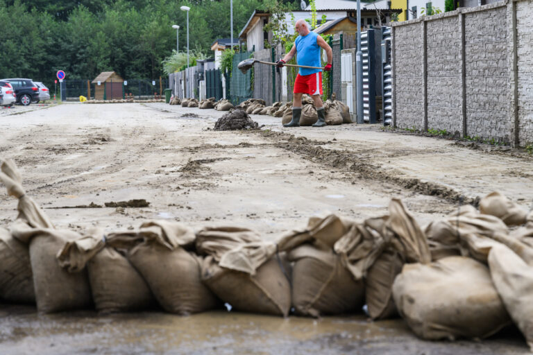 Povodne, ktoré zasiahli Slovensko, presiahli škody miliónov eur