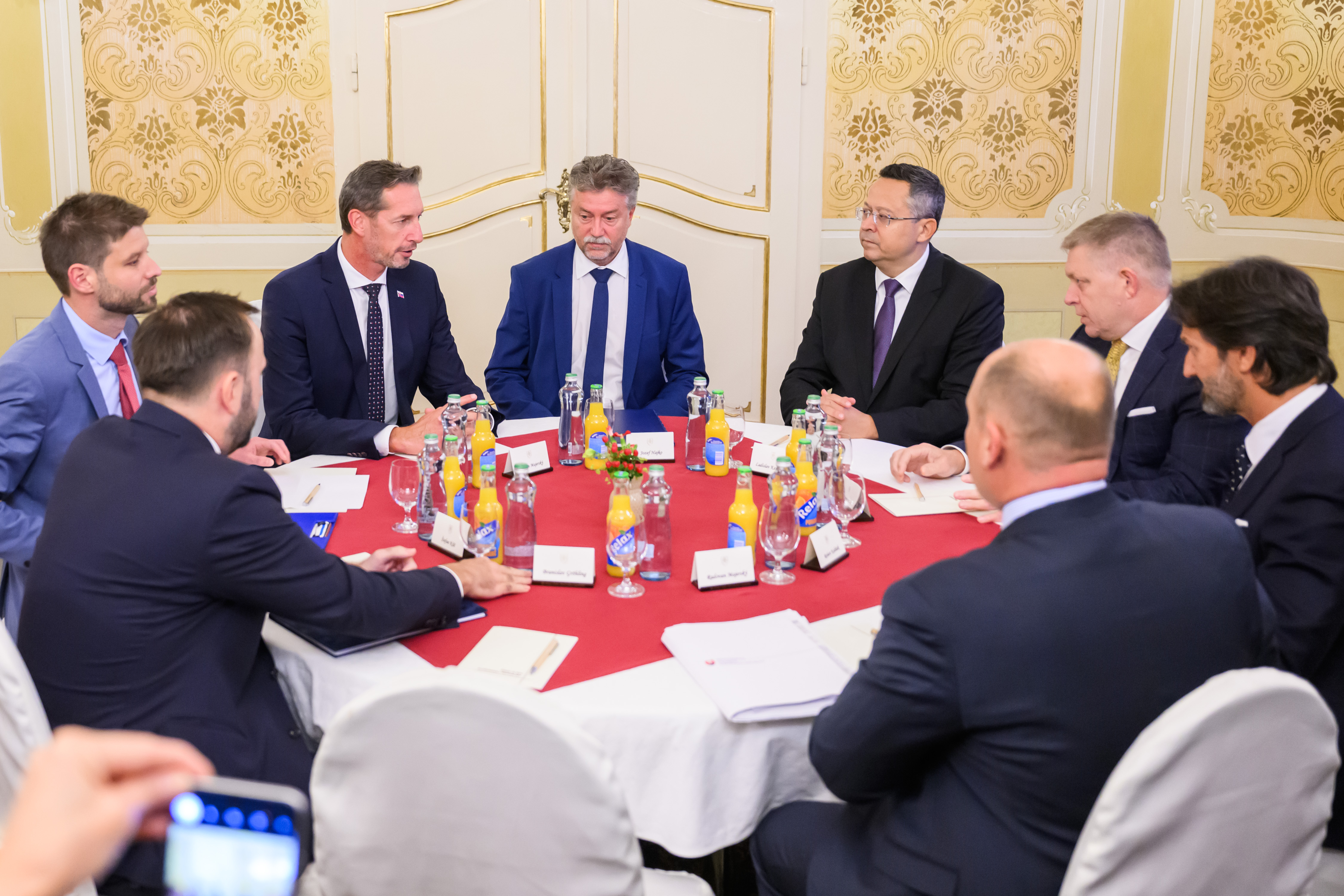 Uťahovanie opaskov prehodili na občanov, tvrdí opozícia. Fico ju vysmial