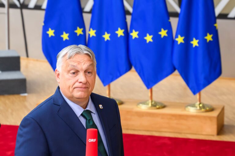 Orbán sľubuje Bruselu autobusy s migrantmi. Zastavíme ich na hraniciach, ozýva sa z Belgicka