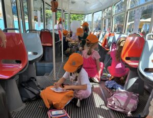 Neprimerané správanie revízorov v električkách. Deti sa vrátili domov s pokutami