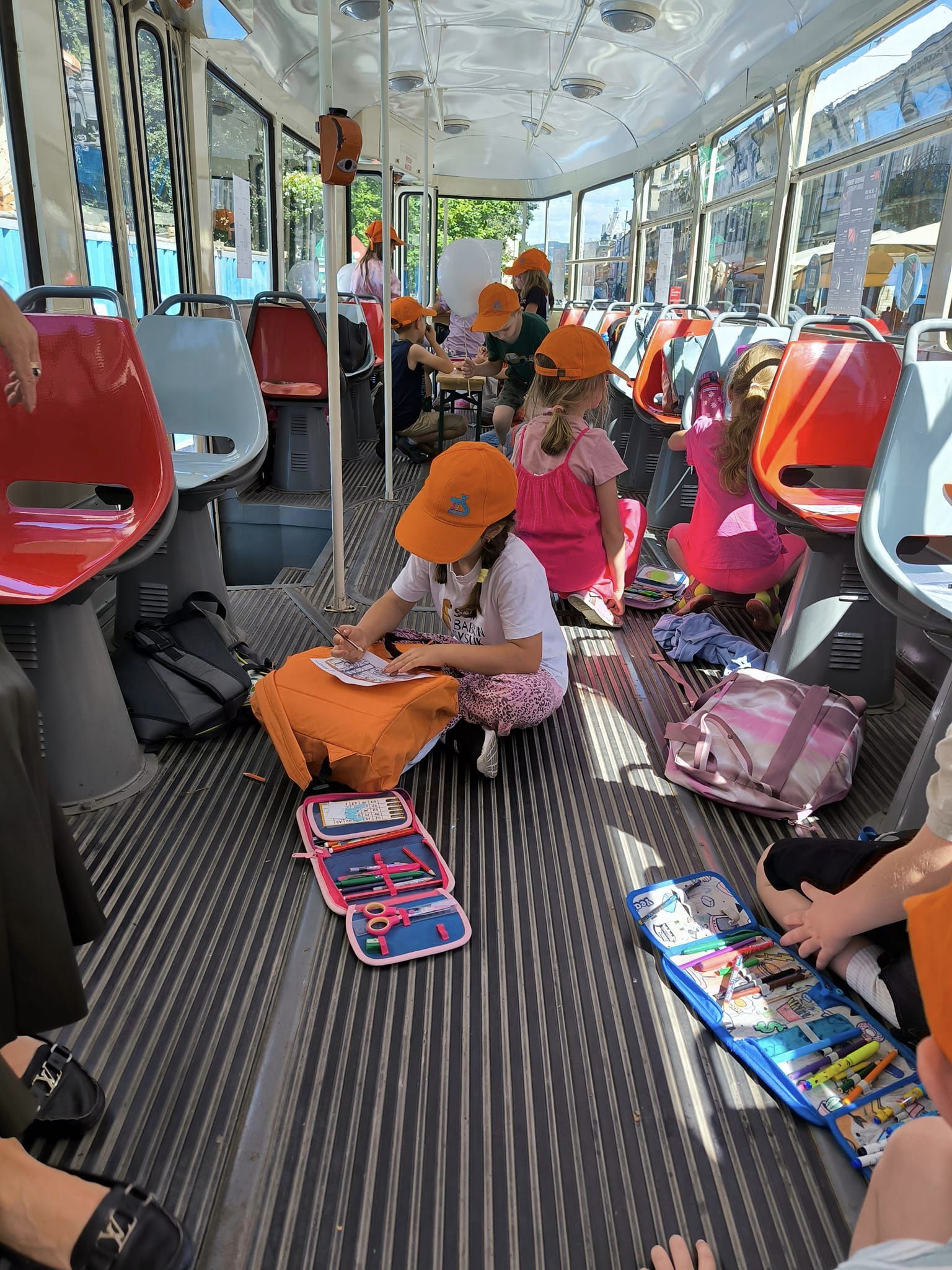 Neprimerané správanie revízorov v električkách. Deti sa vrátili domov s pokutami