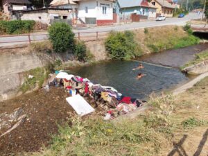 Školáci sa vynašli. V snahe nemíňať za návštevu kúpaliska vytvorili „aquapark“